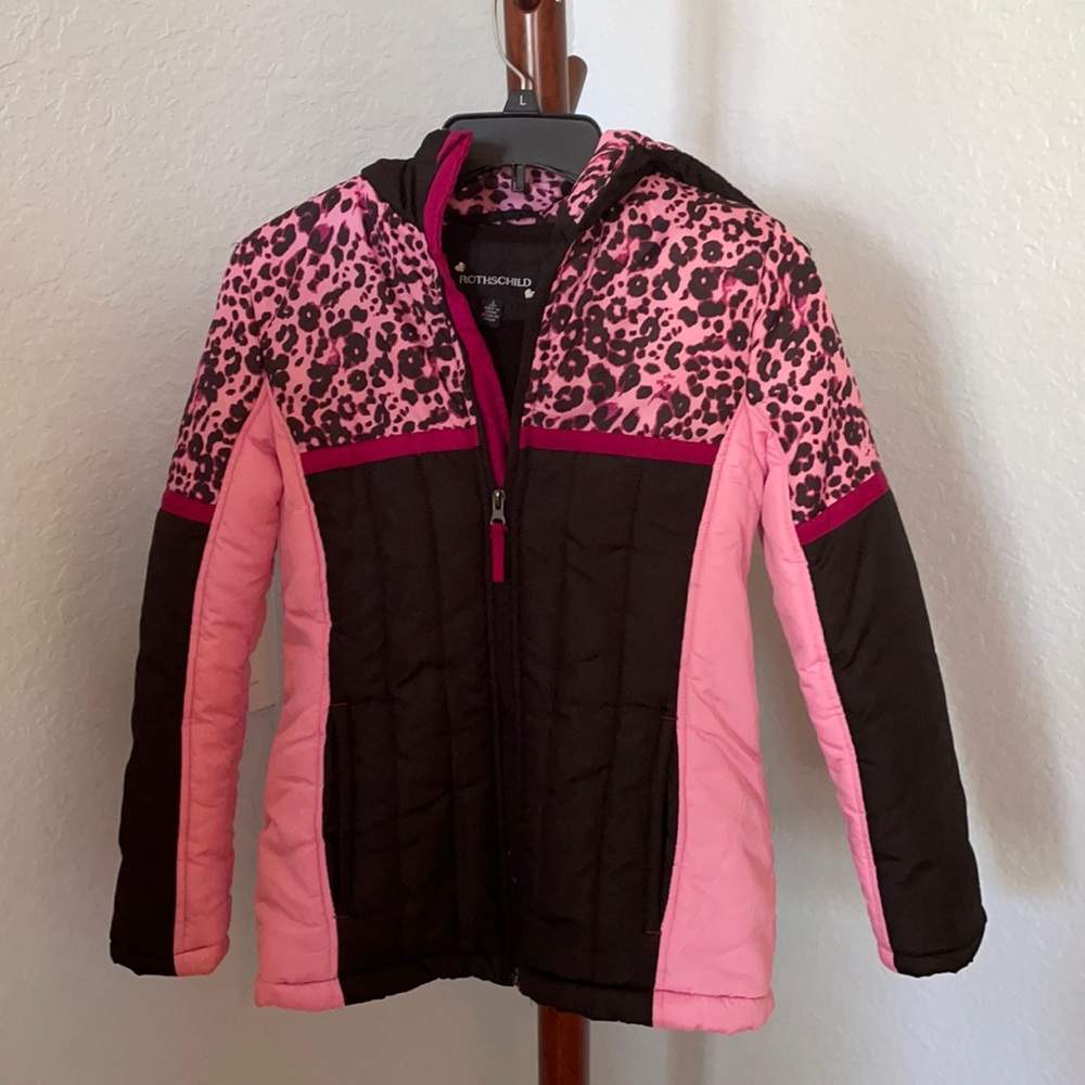 Beautiful winter coat almost new . Ideal for cold weather.